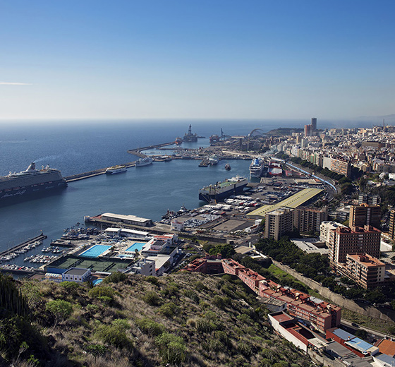 Panoramiczny widok na port w Santa Cruz de Tenerife