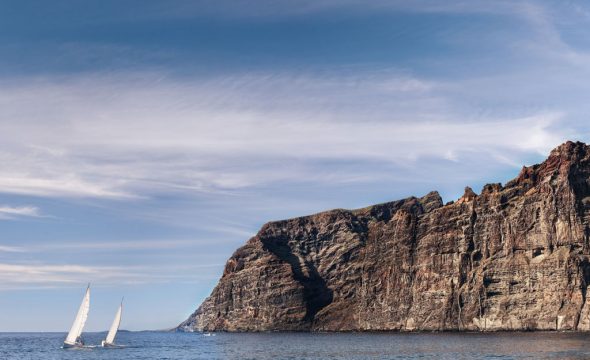 Panoramique des falaises de Los Gigantes et des voiliers sur la mer