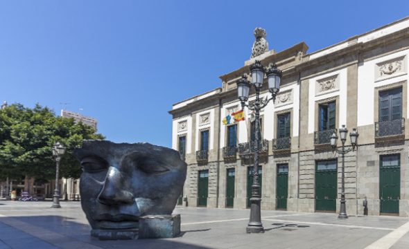 Platz und Skulptur des Teatro Guimerá in Santa Cruz de Tenerife