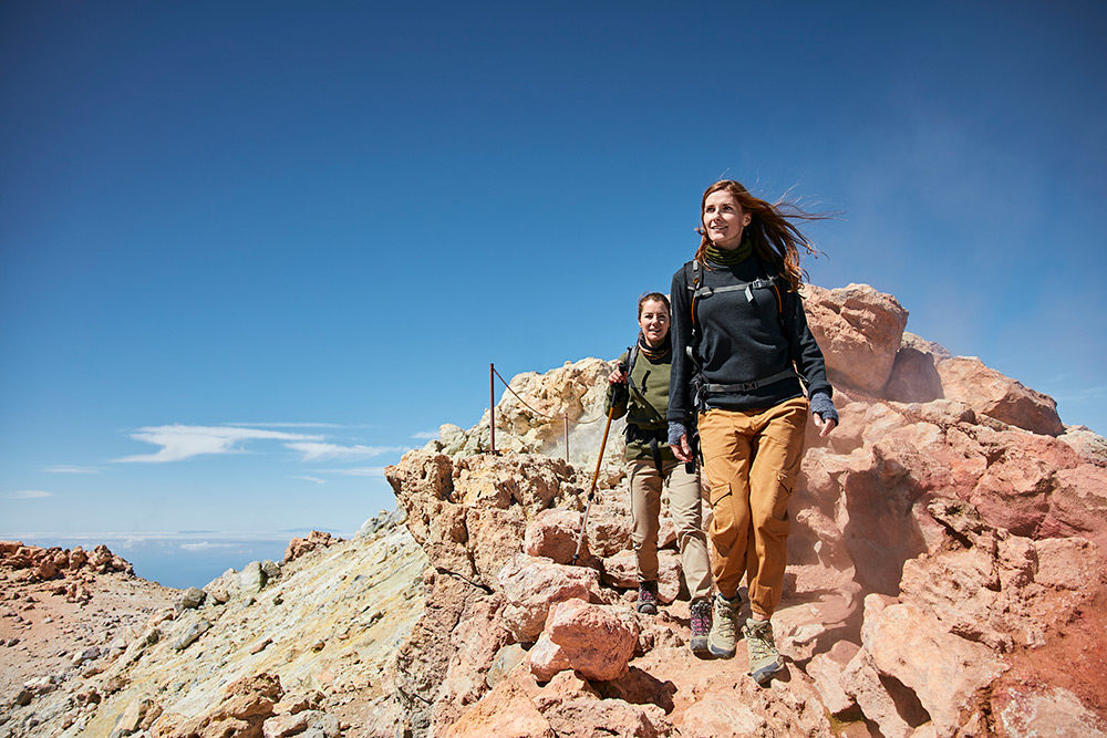 Dziewczęta podczas wędrówki na szczyt Pico del Teide z Kolejką linową