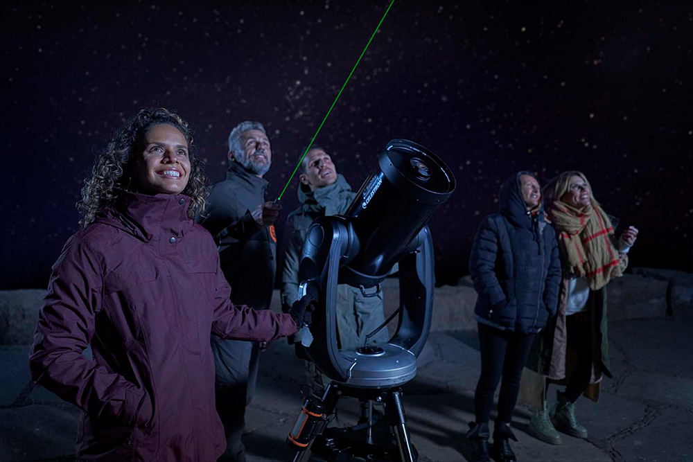 Dziewczyna nocą w trakcie Obserwacji Astronomicznej VIP