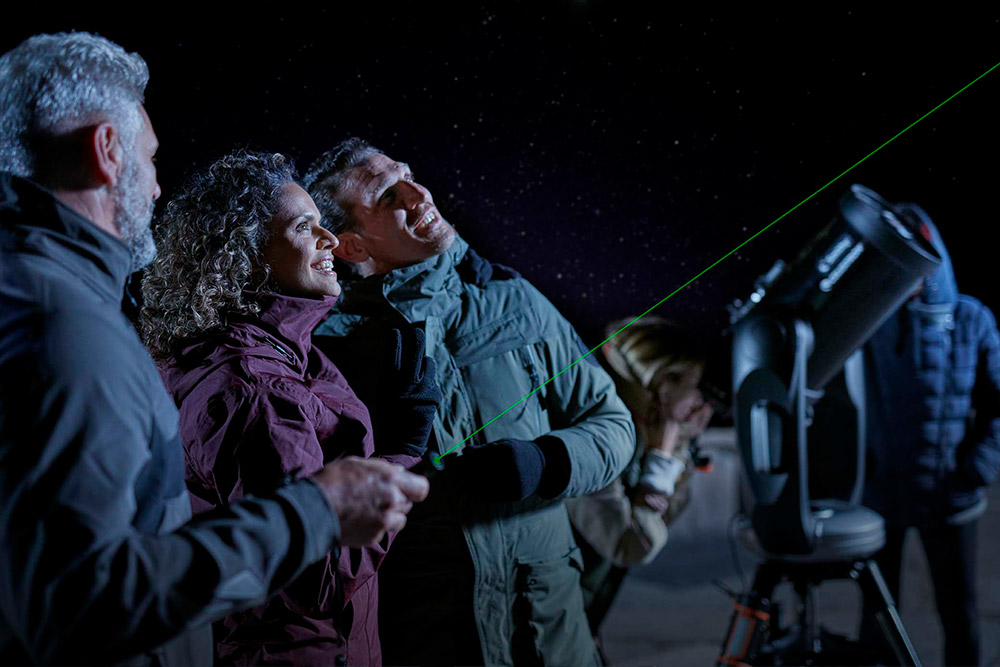Guide und Besuchergruppe im astronomischen Observatorium des Teide