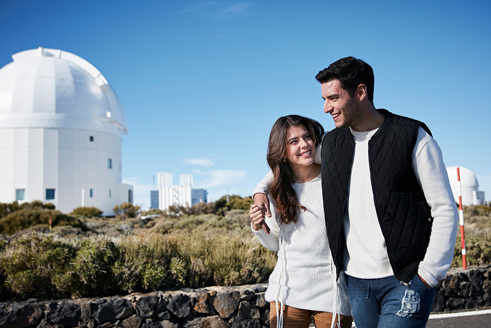 Пара прогуливается на экскурсии по Обсерватории Тейде VIP