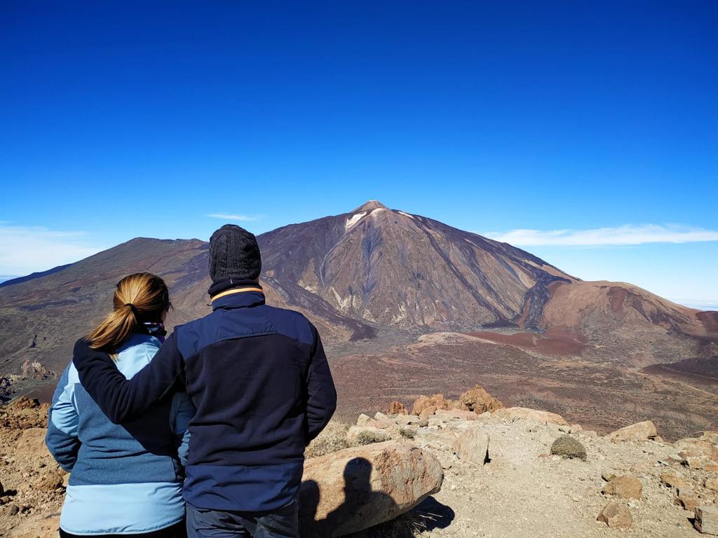 Pareja mirando el Teide después de Ruta de senderismo en Guajara