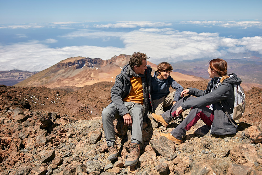 Eine Familie genießt die Wanderwege des Teide