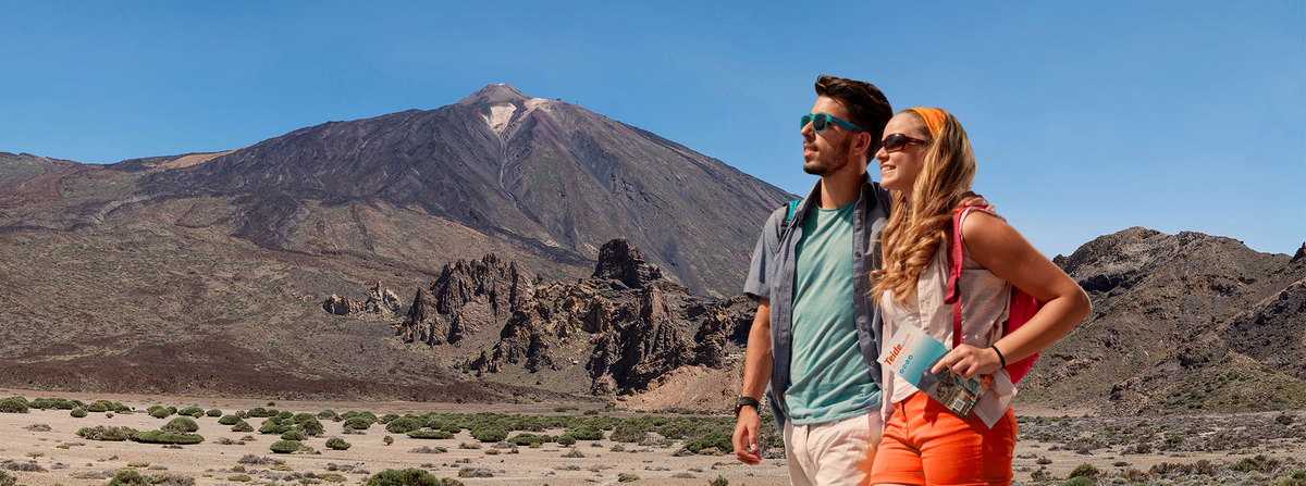 Pareja con vista del Parque Nacional del Teide