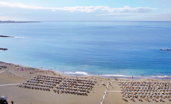 Blick auf den Strand Playa de Las Vistas in Los Cristianos auf Teneriffa