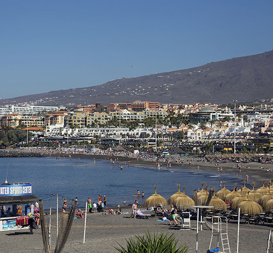 Panoramiczny widok na plażę Las Vistas w Los Cristianos