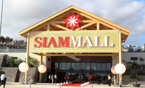 Puerta principal del Centro Comercial Siam Mall en el Sur de Tenerife