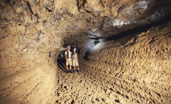 Pareja en el interior de la Cueva del Viento en Tenerife